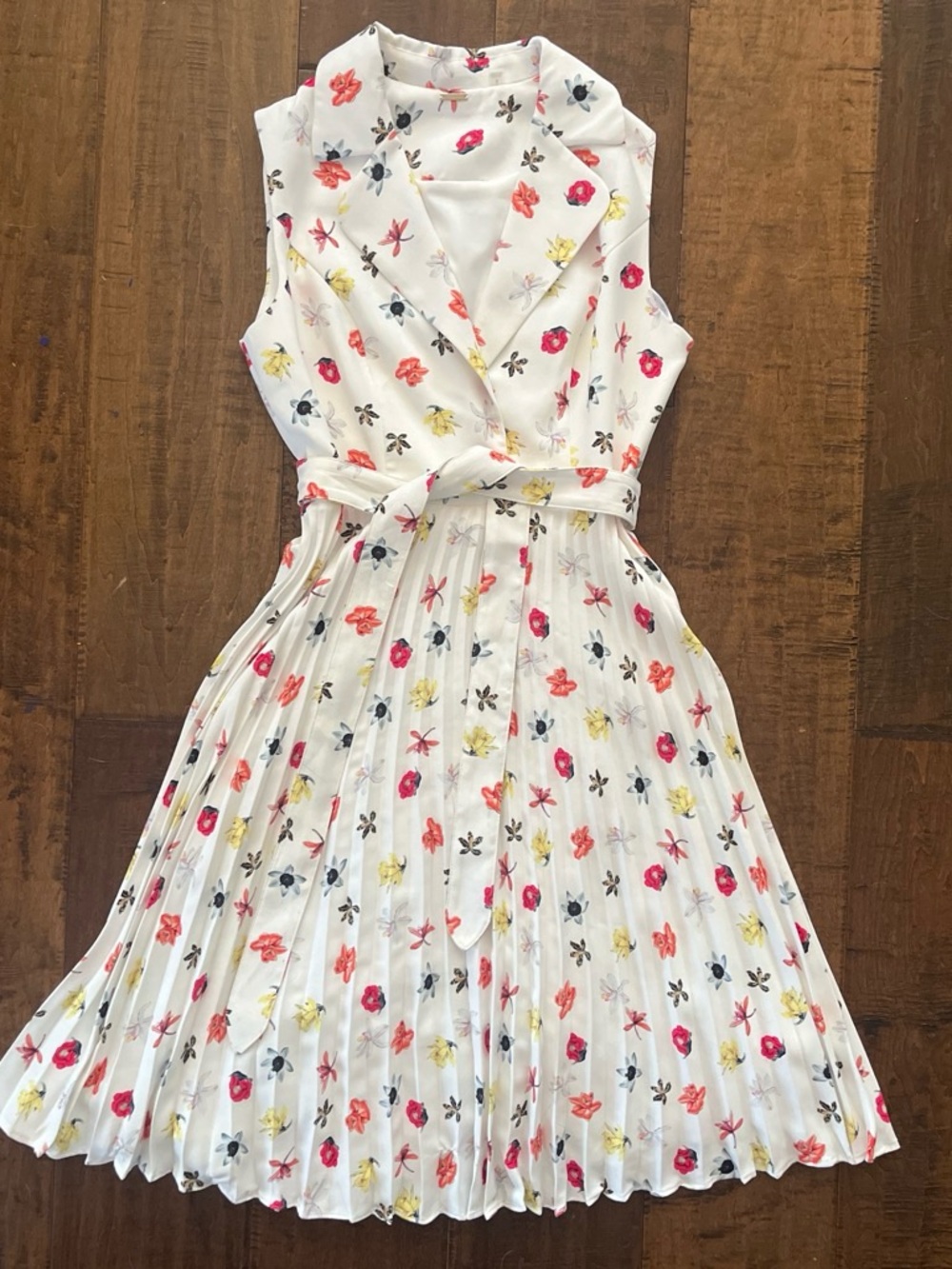 T Tahari floral sleeveless midi pleated floral shirt dress. Sz. 8